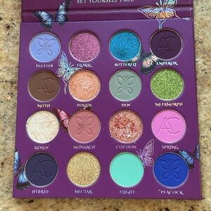 😊SOLDⓂ️ ARTITUDE COSMETICS Metamorph Palette